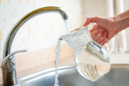 Wasserfilter gegen braunes Wasser